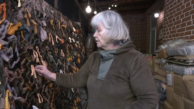 У Харкові волонтери плетуть маскувальні сітки для українських бійців з військової форми росіян