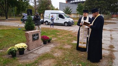 У Сумському парку відкрили меморіальну дошку та посадили ялини 2 У Сумському парку відкрили меморіальну дошку та посадили ялини 2
