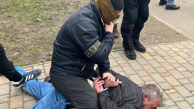 Митників Одеського аеропорту підозрюють у системному вимаганні хабарів Митників Одеського аеропорту підозрюють у системному вимаганні хабарів
