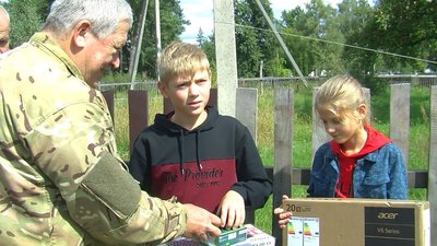 На Волині благодійники подарували комп'ютери дітям із малозабезпечених і багатодітних родин На Волині благодійники подарували комп'ютери дітям із малозабезпечених і багатодітних родин