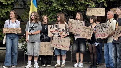 В Ужгороді та Мукачеві люди вийшли на мітинг на підтримку ексміністра оборони Федорова
