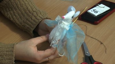 Луцькі студенти виготовляли новорічні прикраси Луцькі студенти виготовляли новорічні прикраси