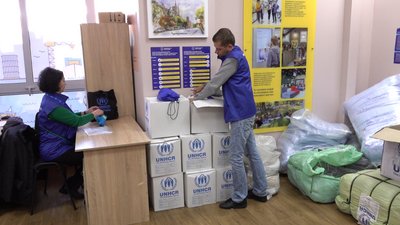 У Черкасах переселенцям видали гуманітарну допомогу, щоб підготувати до блекауту У Черкасах переселенцям видали гуманітарну допомогу, щоб підготувати до блекауту