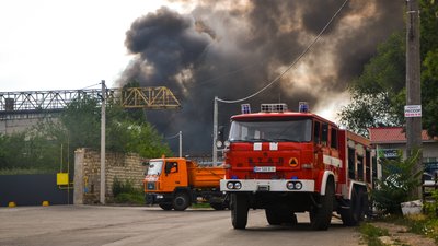 Пожежа на складі в Одесі 16 липня після влучення російської ракети Пожежа на складі в Одесі 16 липня після влучення російської ракети
