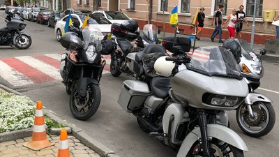 Байки, на яких приїхали в Тернопіль литовські парламентарі