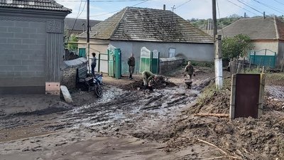 У селі на Одещині злива затопила будинки та вулиці. На місці працюють військові та рятувальники У селі на Одещині злива затопила будинки та вулиці. На місці працюють військові та рятувальники