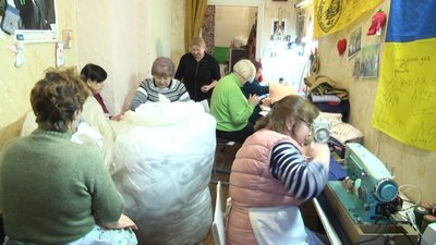 Шиють подушки, балаклави, рукавиці: літні люди у Житомирі допомагають військовим Шиють подушки, балаклави, рукавиці: літні люди у Житомирі допомагають військовим
