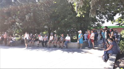 Знам’янчани вимагають припинити виливати гній із свиноферми на поле поблизу міста Знам’янчани вимагають припинити виливати гній із свиноферми на поле поблизу міста
