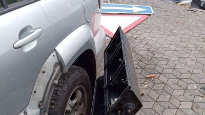 У центрі Одеси зіткнулися дві автівки: водій позашляховика збив світлофор та протаранив будівлю У центрі Одеси зіткнулися дві автівки: водій позашляховика збив світлофор та протаранив будівлю