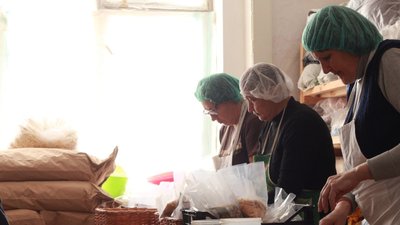 Без власного авто, але зі спільною ідеєю: як працює волонтерський центр у Каневі на Черкащині