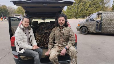 "Наші сітки врятували не одне життя": у Рівному волонтерки-переселенки разом з рівнянами плетуть маскування для ЗСУ "Наші сітки врятували не одне життя": у Рівному волонтерки-переселенки разом з рівнянами плетуть маскування для ЗСУ