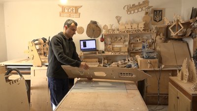 Продовжують створювати лялькові будиночки у пам'ять про сина. Подружжя Татарових з Прикарпаття Продовжують створювати лялькові будиночки у пам'ять про сина. Подружжя Татарових з Прикарпаття