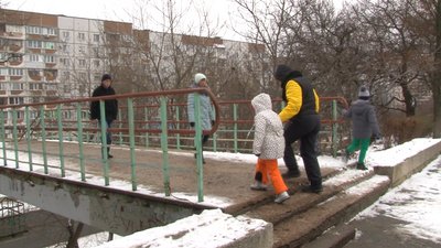 "Напізруйнованими сходами страшно ходити": у Черкасах шукають, хто їх відремонтує "Напізруйнованими сходами страшно ходити": у Черкасах шукають, хто їх відремонтує