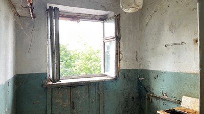 У квартирі полтавської багатоповерхівки розповсюдився сморід від сміття та трупний запах
