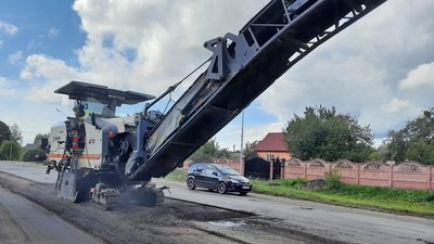 На трасі Луцьк – Дольськ дорожники засипають вибоїни та ями