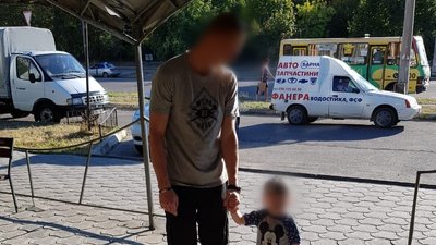 У Херсоні перехожі знайшли на вулиці дворічного хлопчика
