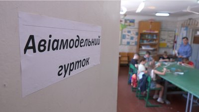 Моделювання, бісероплетіння та паперопластика: в Черкасах діє літня дитяча школа технічного всеобучу