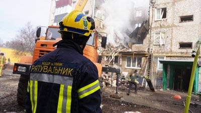 У Сумах під завалами будинку ще можуть знаходитись люди У Сумах під завалами будинку ще можуть знаходитись люди