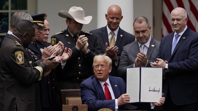 Трамп підписав указ про позбавлення волі за знесення пам'ятників