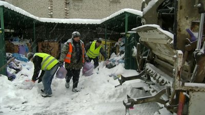 Сміттєві гори: як комунальники у Луцьку добираються до контейнерів через замети