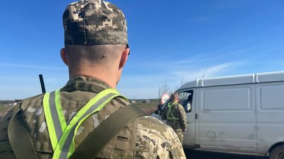 Прикордонники зупинили для перевірки авто у 5 км зоні від кордону з Польщею Прикордонники зупинили для перевірки авто у 5 км зоні від кордону з Польщею