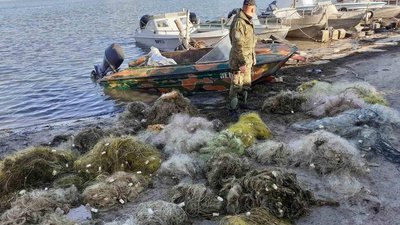 На Херсонщині поліцейські виявили у воді 76 незаконних знарядь лову