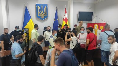 "Заночуємо тут". Частина АТОвців та підприємців лишаються в Луцькраді