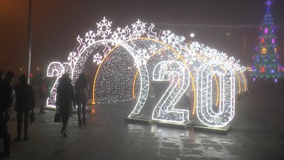 На головній площі Миколаєва тривають останні приготування до відкриття новорічної ялинки