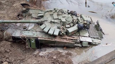 На Сумщині з річки витягнули затонулий російський танк з екіпажем На Сумщині з річки витягнули затонулий російський танк з екіпажем