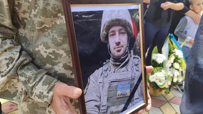 Портрет Миколи Мурміля несли військові Портрет Миколи Мурміля несли військові