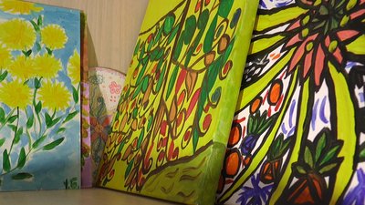 Малюють картини. Прикарпатки з інвалідністю Уляна Белей та Любов Оробець