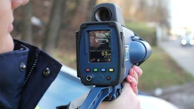Патрульні фіксують швидкість руху за допомогою приладу TruCam Патрульні фіксують швидкість руху за допомогою приладу TruCam