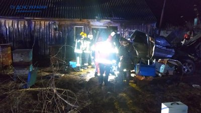 На Волині легковик в'їхав у житловий будинок: водій загинув На Волині легковик в'їхав у житловий будинок: водій загинув