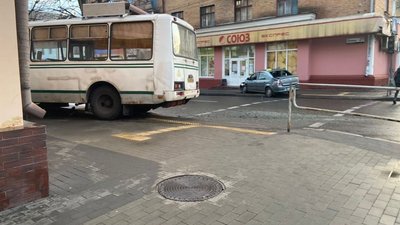 У Чернігові легковик «не пропустив» автобус: водій автомобіля в лікарні