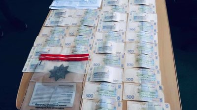 На Прикарпатті чоловік намагався дати 17 тисяч гривень хабаря
