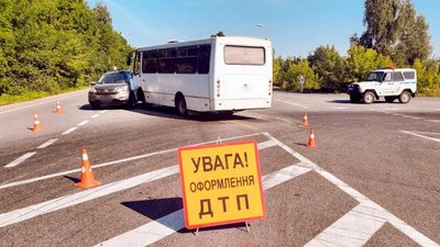 На Прикарпатті зіткнулися автобус і авто. П'ятеро пасажирів госпіталізували у лікарню На Прикарпатті зіткнулися автобус і авто. П'ятеро пасажирів госпіталізували у лікарню