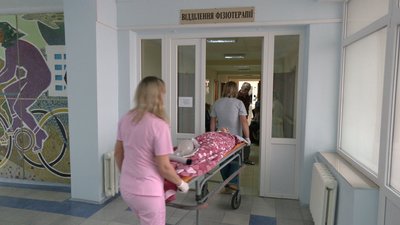 У Рівному в ЦМЛ розформовують фізіотерапевтичне відділення. Пацієнти проти