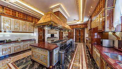 Площа маєтку сягає близько 6500 квадратних метрів Площа маєтку сягає близько 6500 квадратних метрів