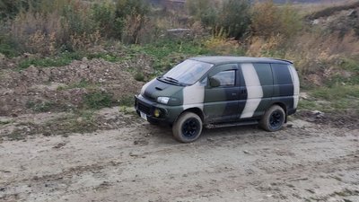 На Тернопільщині волонтери придбали й переобладнали позашляховик в евакуаційне авто На Тернопільщині волонтери придбали й переобладнали позашляховик в евакуаційне авто