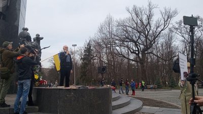 Біля пам'ятника Шевченка у Харкові читають вірші Біля пам'ятника Шевченка у Харкові читають вірші