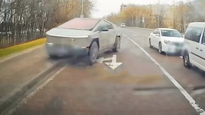 Водій Tesla Cybertruck порушує правила дорожнього руху