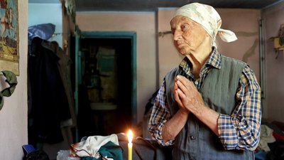 Жінка зі свічкою