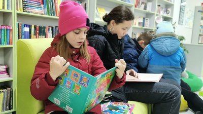 У луцькій бібліотеці зібрали 300 книг для українців, які знайшли прихисток у Польщі