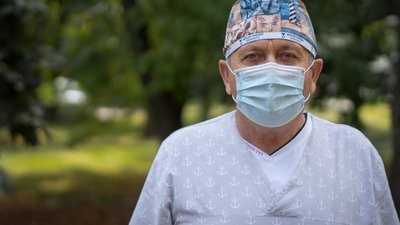 "Практично живу в лікарні". Історія хірурга з Дніпра, який рятує поранених бійців