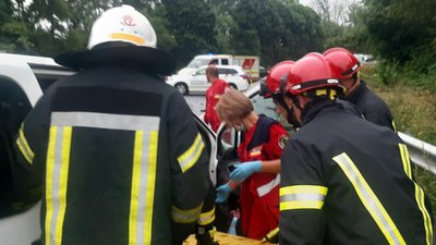 Травмованих довелось деблокували з понівечених автівок. Фото: ДСНС Травмованих довелось деблокували з понівечених автівок. Фото: ДСНС