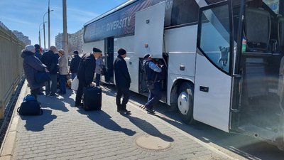 Вимушених переселенців з Маріуполя та Запоріжжя евакуювали до Молдови Вимушених переселенців з Маріуполя та Запоріжжя евакуювали до Молдови