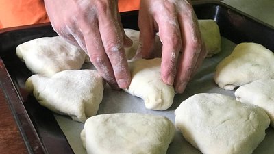 Щодня по 10 порцій. Вимушена переселенка з Одещини готує самсу у Франківську Щодня по 10 порцій. Вимушена переселенка з Одещини готує самсу у Франківську
