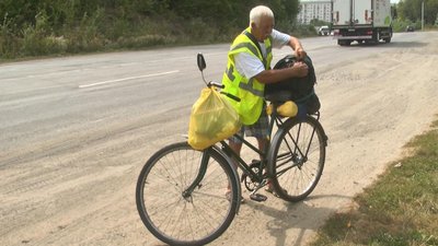 Їде з Полтавщини до Ужгорода та збирає на ЗСУ: через Хмельниччину проїжджає 64-річний волонтер-велосипедист Їде з Полтавщини до Ужгорода та збирає на ЗСУ: через Хмельниччину проїжджає 64-річний волонтер-велосипедист