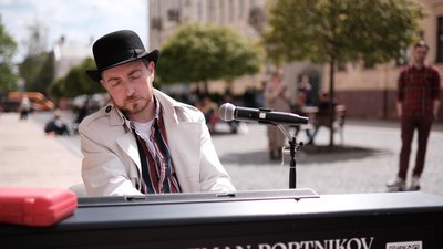 У центрі Чернівців з благодійним концертом виступив піаніст У центрі Чернівців з благодійним концертом виступив піаніст