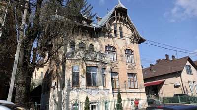 Музичний салон, маєток лікаря та місце публічних страт. Історії трьох будинків із кварталу вілл у Чернівцях Музичний салон, маєток лікаря та місце публічних страт. Історії трьох будинків із кварталу вілл у Чернівцях